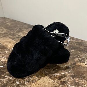🌸NEW UGG Black Fluffy Slides with Logo Strap Women’s Sz 6 (fits Sz 8 women’s)
